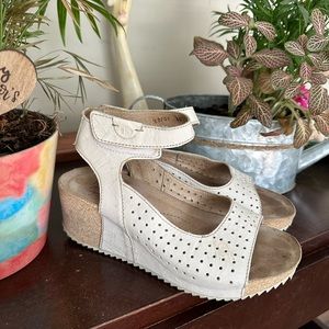 Josef Seibel ankle strap sandal. Light beige. Size 36